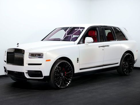 Used 2022 Rolls-Royce Cullinan Black Badge w/ Dark Exterior Package image 1