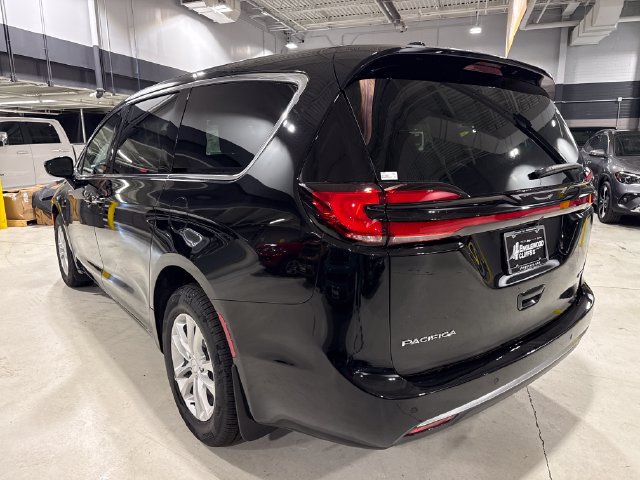 New 2027 Chrysler Pacifica Select w/ Family Tech Group AWD/4WD image 12
