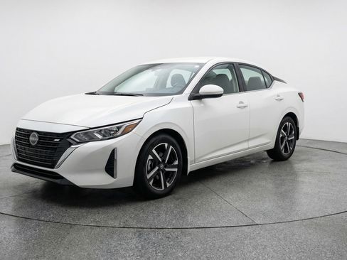 Used 2025 Nissan Sentra SV image 3