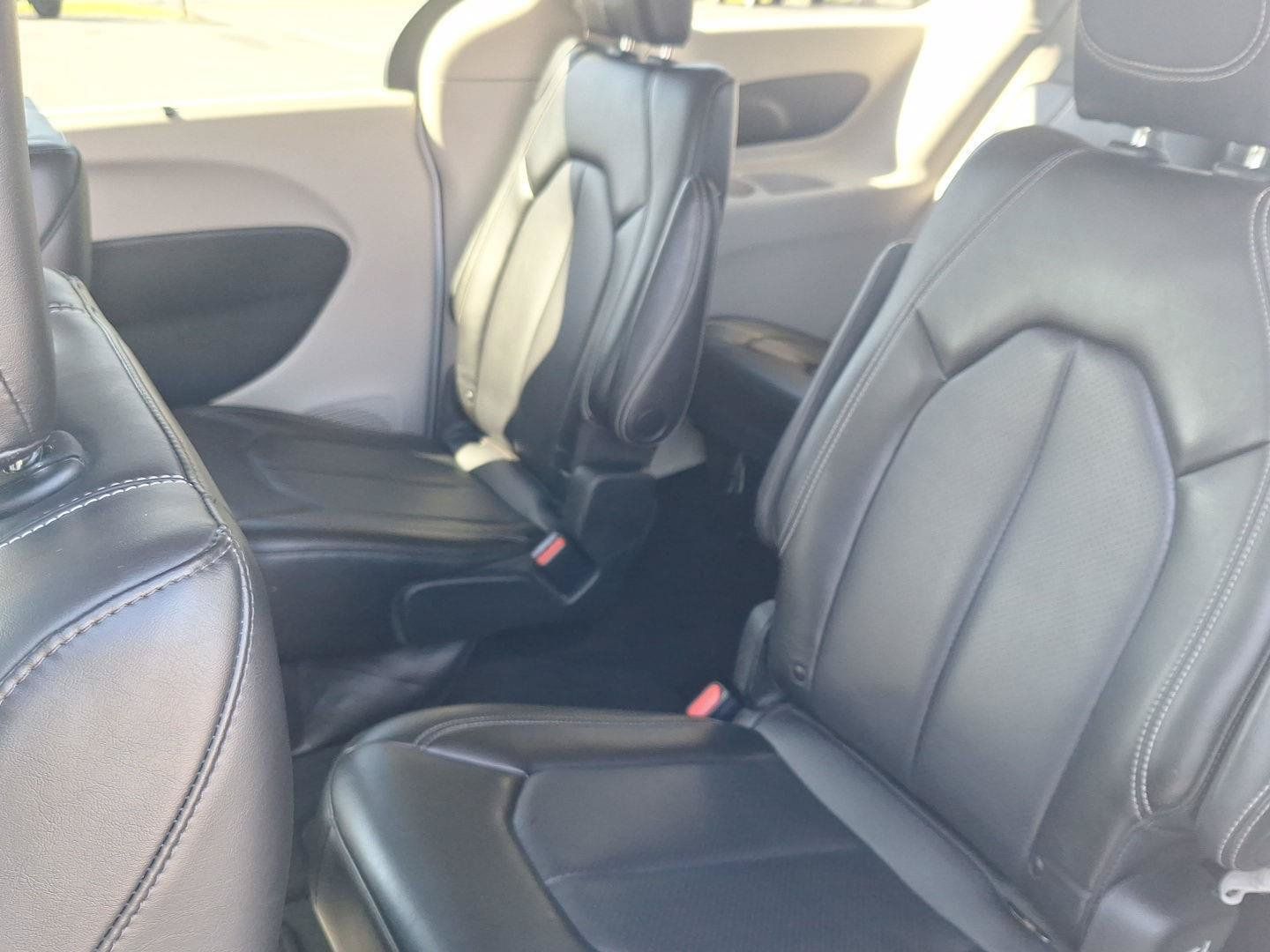 Used 2023 Chrysler Pacifica Touring-L FWD image 12