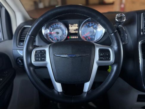 Used 2016 Chrysler Town & Country Touring FWD image 21