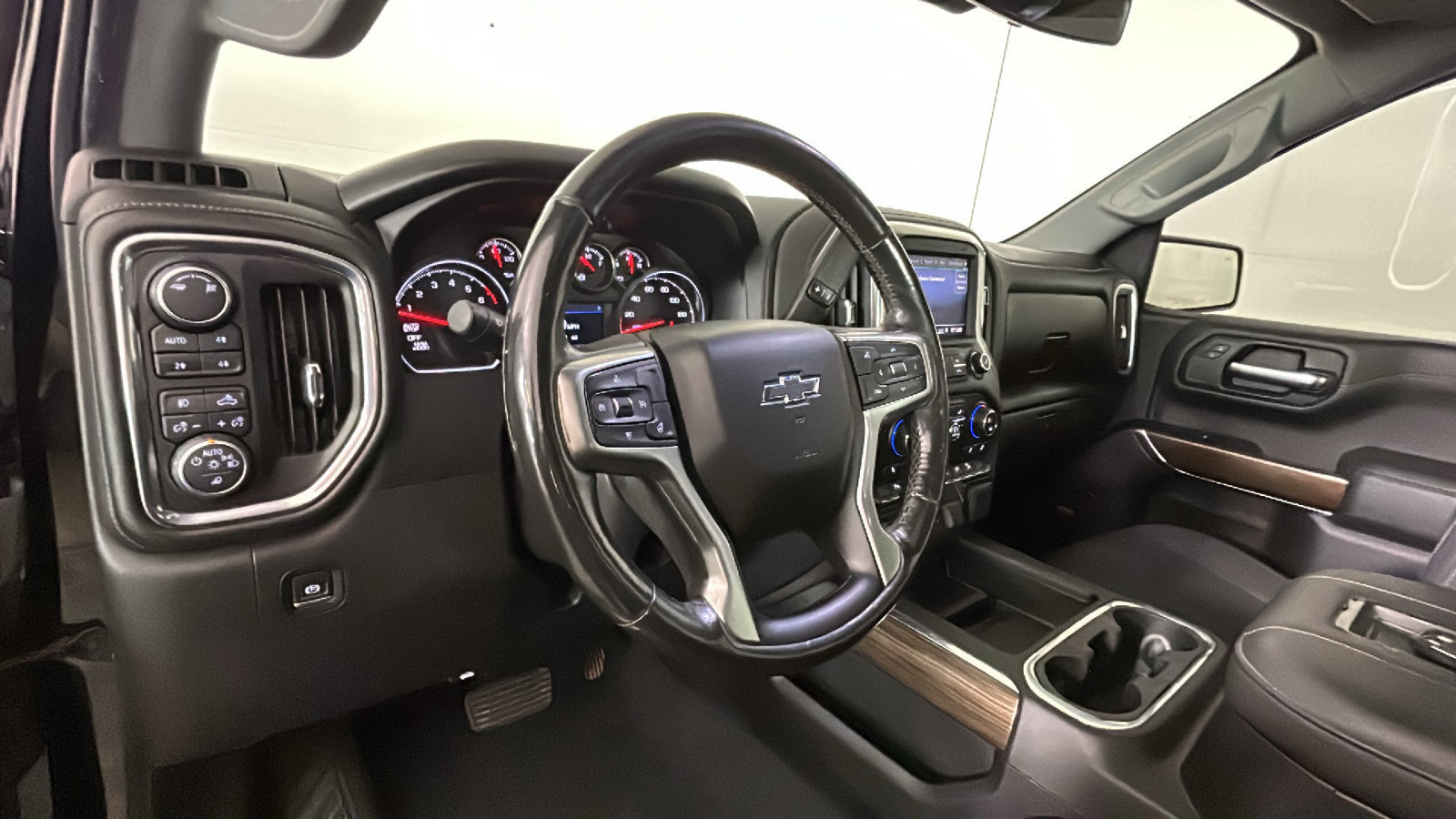 Used 2019 Chevrolet Silverado 1500 LT Trail Boss AWD/4WD image 17