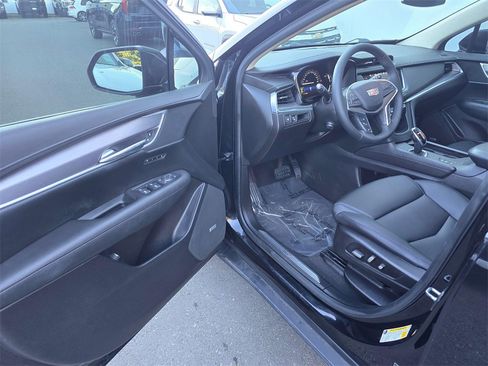 Used 2018 Cadillac XT5 Luxury w/ Driver Awareness Package image 19