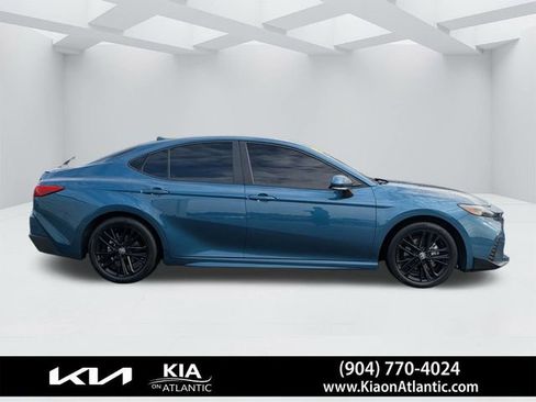 Used 2025 Toyota Camry SE w/ Convenience Package image 2