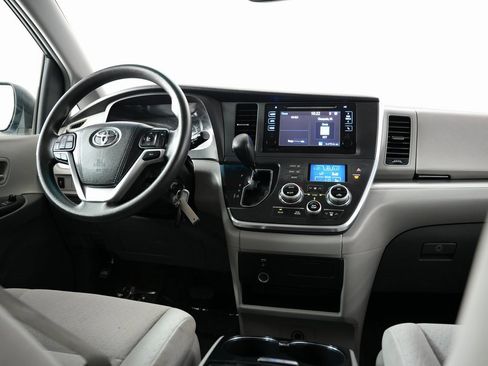 Used 2015 Toyota Sienna LE image 10