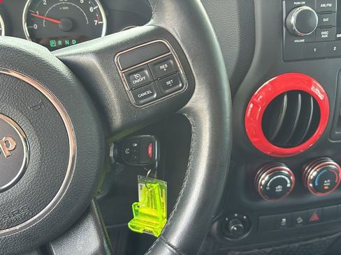 Used 2018 Jeep Wrangler Unlimited Sahara w/ Connectivity Group AWD/4WD image 18
