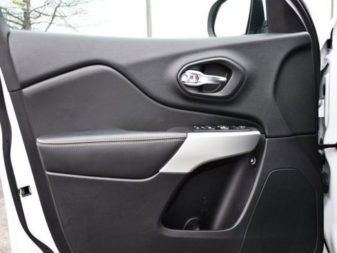 Used 2018 Jeep Cherokee Latitude Plus w/ Comfort/Convenience Group image 11