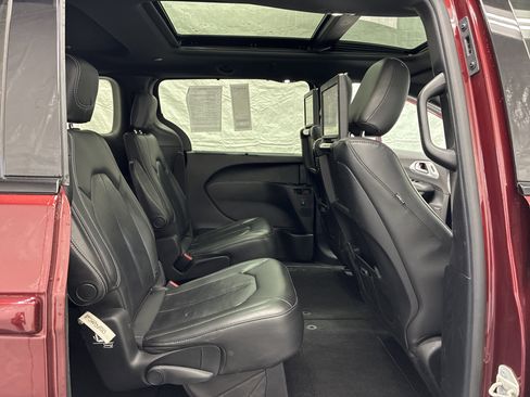 Used 2020 Chrysler Pacifica Touring-L Plus w/ Advanced Safetytec Group FWD image 12