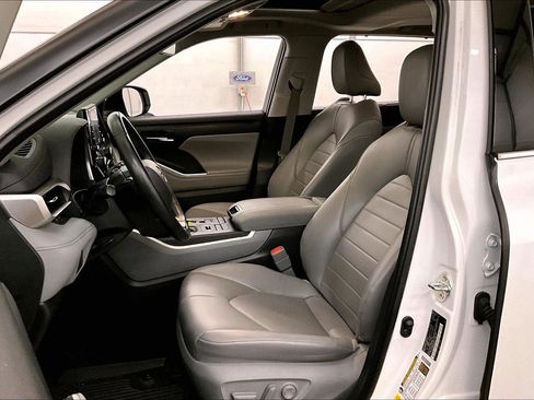 Used 2022 Toyota Highlander XLE image 24