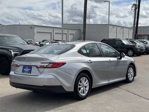 Used 2025 Toyota Camry LE image 5