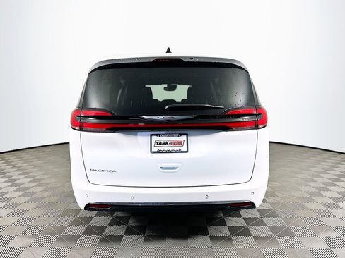 Certified 2024 Chrysler Pacifica Touring-L image 9