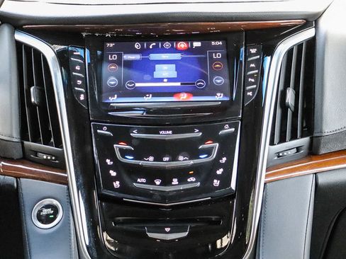 Used 2020 Cadillac Escalade Premium Luxury AWD/4WD image 14