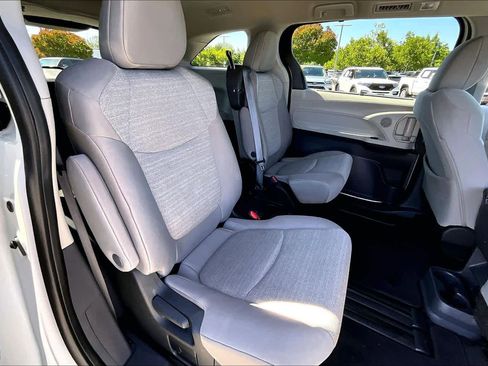 Used 2024 Toyota Sienna LE FWD image 19