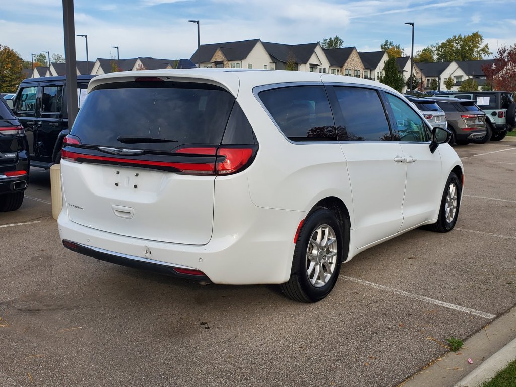 Used 2024 Chrysler Pacifica Touring-L FWD image 4