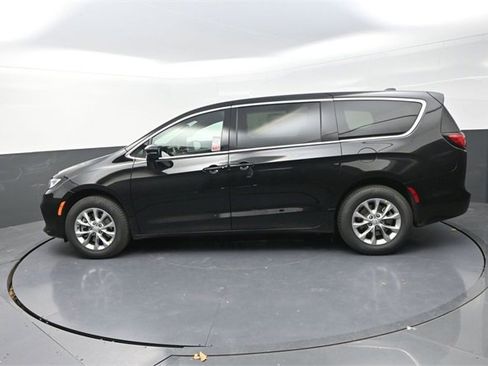 New 2026 Chrysler Pacifica Select image 4