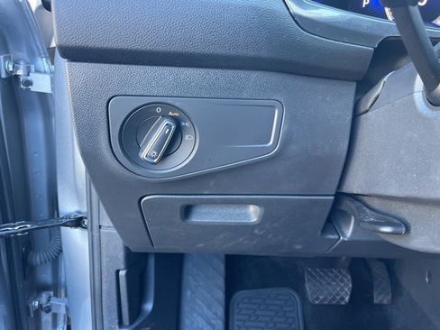 Used 2024 Volkswagen Tiguan SE image 31