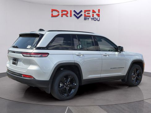 New 2025 Jeep Grand Cherokee Altitude image 9