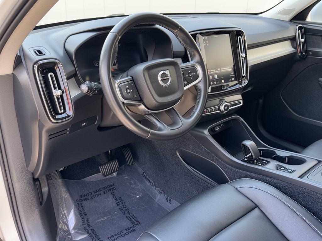 Used 2025 Volvo XC40 B5 Core AWD/4WD image 4