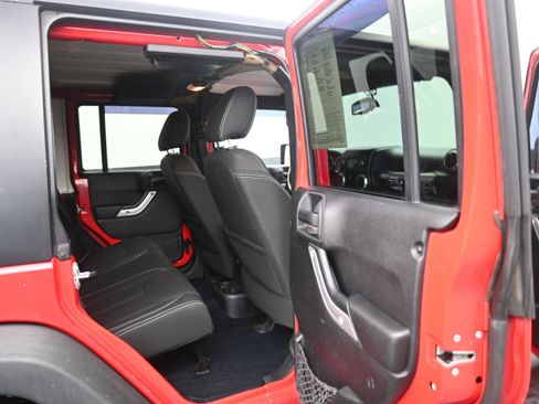 Used 2015 Jeep Wrangler Unlimited Rubicon image 12