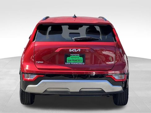 Used 2023 Kia Niro SX image 4