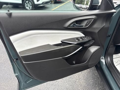 Used 2025 Chevrolet Trax LT FWD image 25