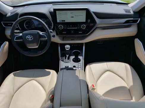 Used 2025 Toyota Highlander XLE FWD image 32