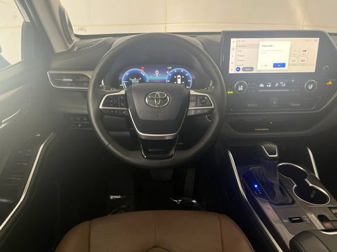 Used 2025 Toyota Highlander Limited AWD/4WD image 32