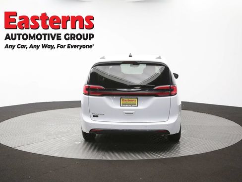 Used 2023 Chrysler Pacifica Touring-L FWD image 38