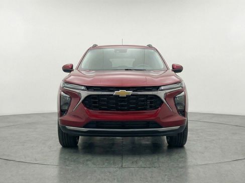 Used 2025 Chevrolet Trax LT image 2