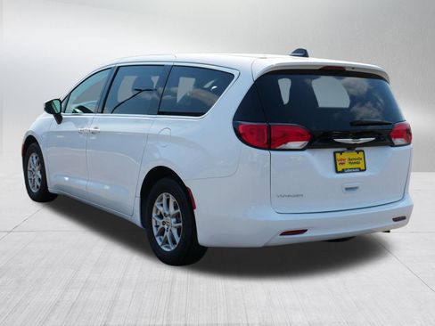 Used 2023 Chrysler Voyager LX FWD image 5