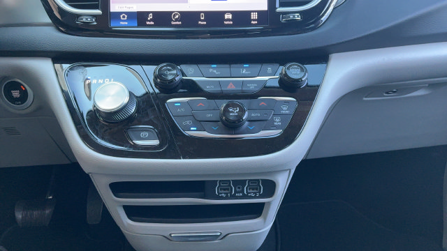 Used 2024 Chrysler Pacifica Touring-L FWD image 16