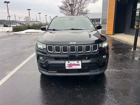 Used 2024 Jeep Compass Latitude image 3