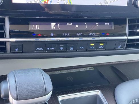 Used 2022 Toyota Sienna XLE w/ XLE Plus Package FWD image 16