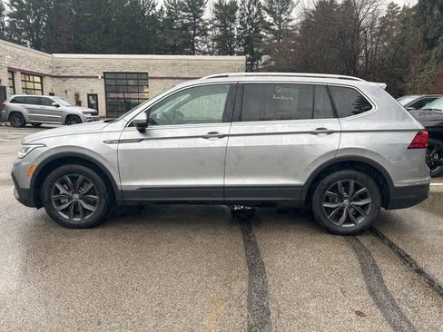 Used 2022 Volkswagen Tiguan SE image 2