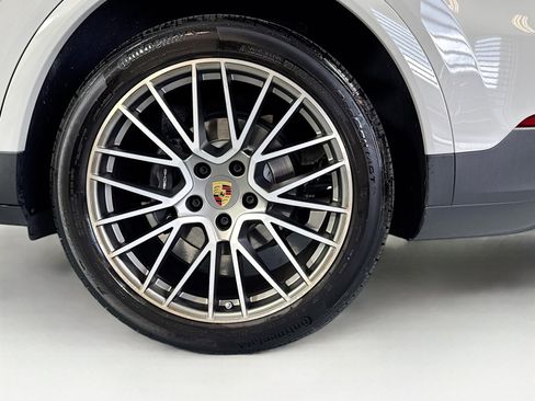 Certified 2023 Porsche Cayenne Platinum Edition image 26