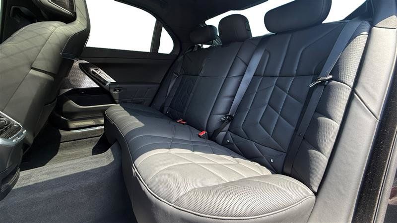 Used 2025 BMW 750e xDrive w/ Executive Package AWD/4WD image 16