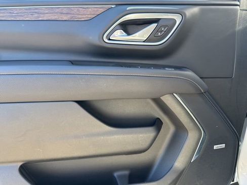 Used 2024 Chevrolet Suburban Premier image 9