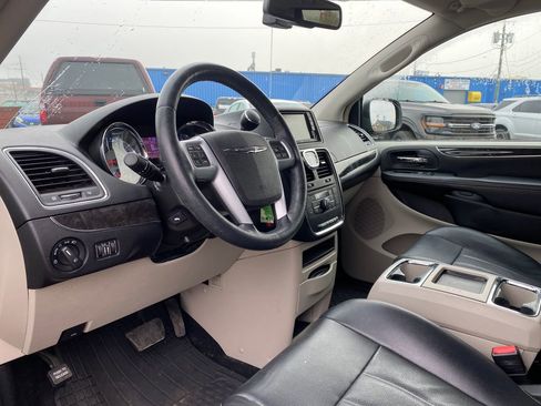 Used 2012 Chrysler Town & Country Touring-L w/ Driver Convenience Group FWD image 9