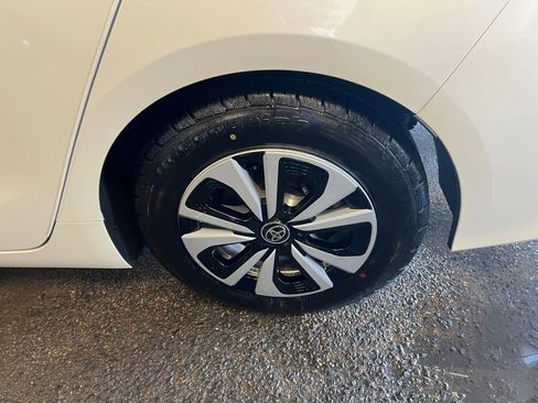 Used 2019 Toyota Prius Prime Premium image 26