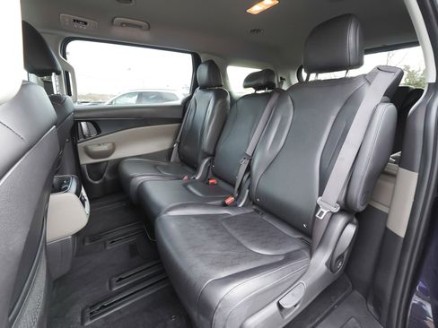 Used 2025 Kia Carnival image 39