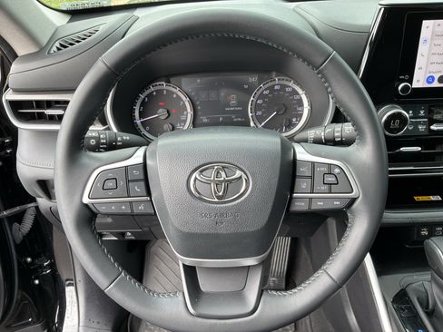 Used 2023 Toyota Highlander XLE FWD image 18