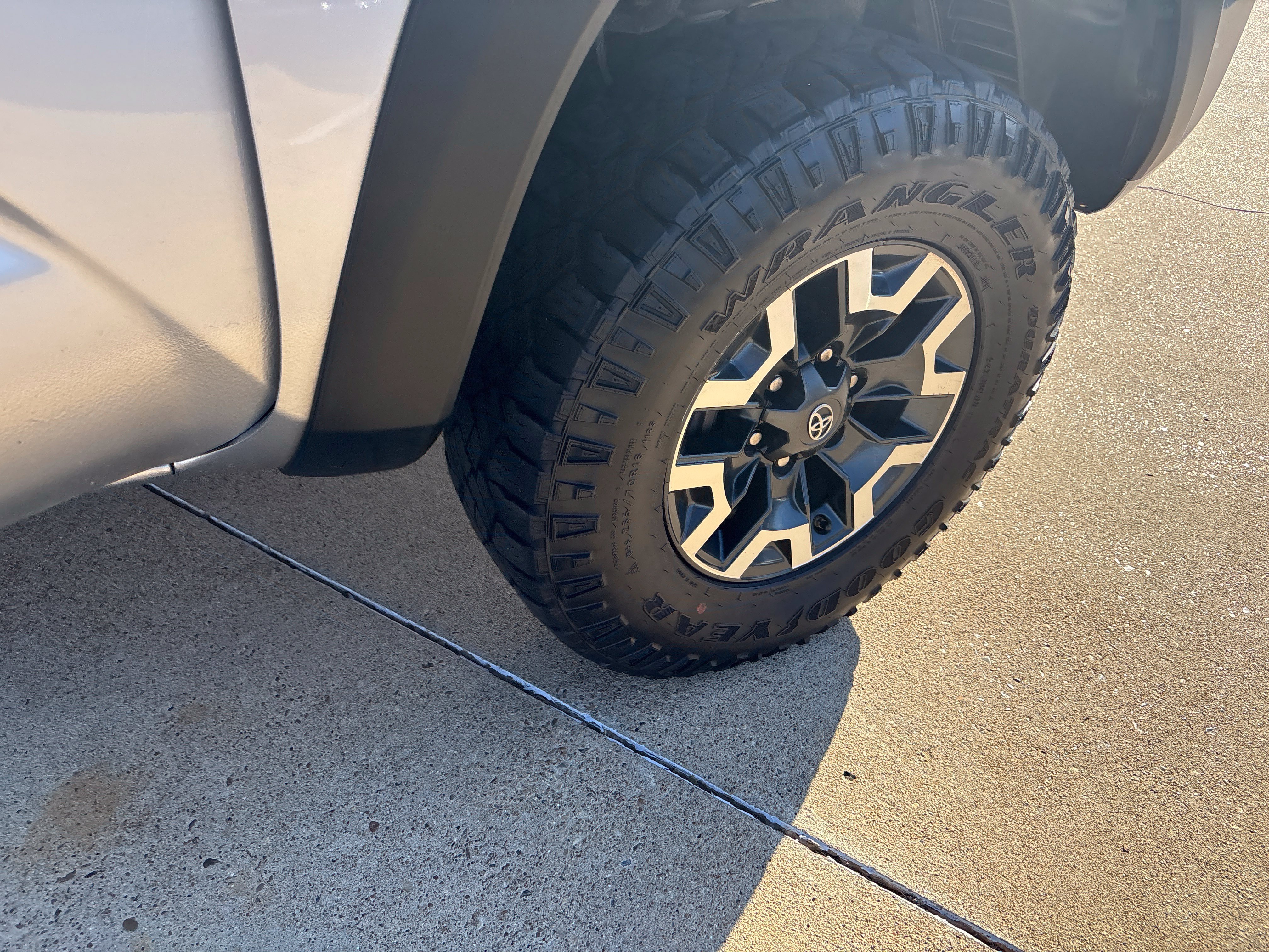 Used 2019 Toyota Tacoma TRD Off-Road w/ Technology Package AWD/4WD image 11