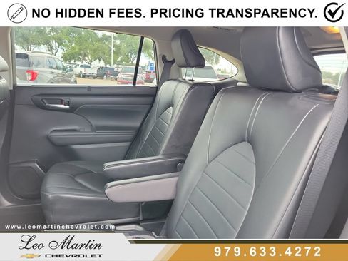 Used 2023 Toyota Highlander XLE FWD image 12