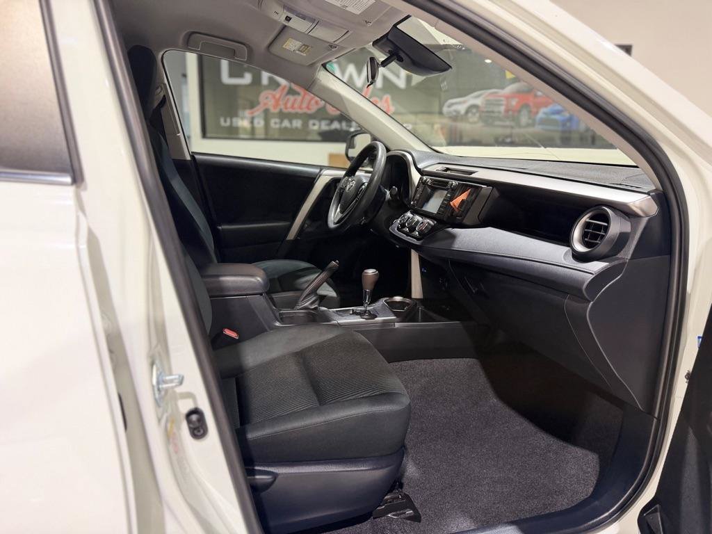 Used 2018 Toyota RAV4 LE FWD image 14
