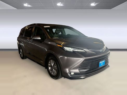 Used 2021 Toyota Sienna XLE image 5