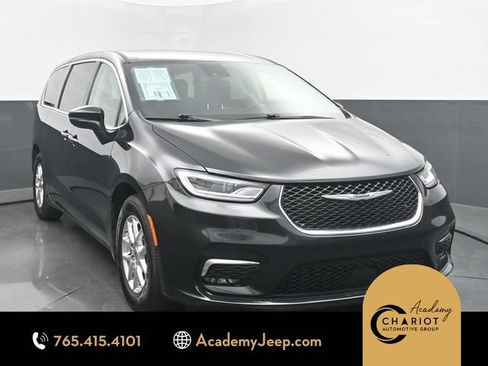 Used 2023 Chrysler Pacifica Touring-L FWD image 1
