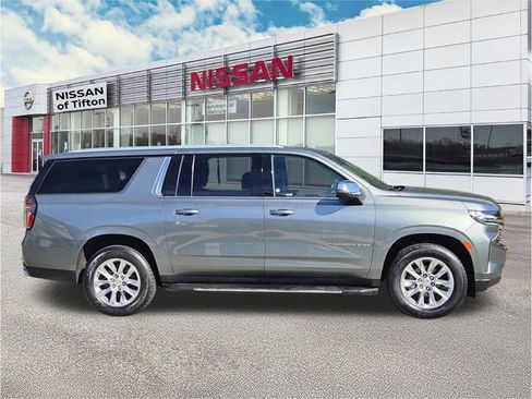 Used 2023 Chevrolet Suburban Premier image 3