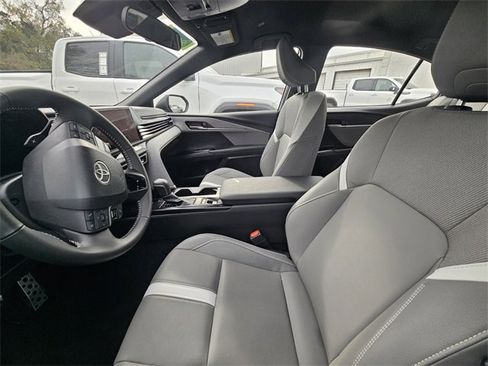 Used 2025 Toyota Camry SE image 4