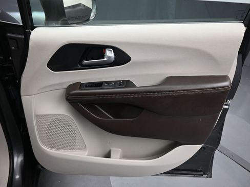 Used 2021 Chrysler Pacifica Touring-L image 61