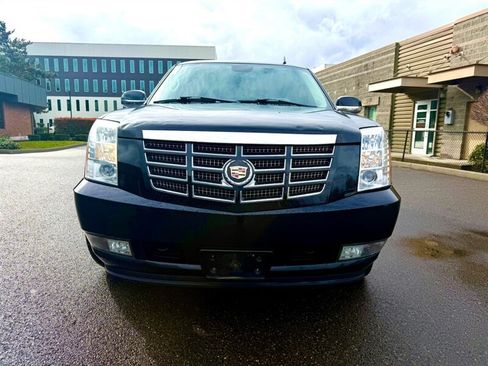 Used 2007 Cadillac Escalade AWD w/ Information Package image 2